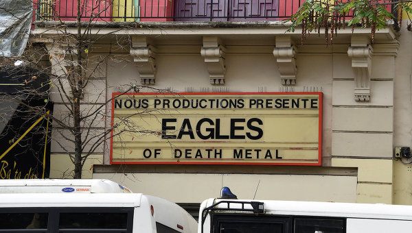 Вывеска с анонсом концерта группы Eagles of Death Metal у клуба Батаклан в Париже. Архивное фото