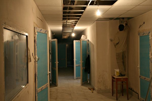 Рабочие спешат поскорее закончить ремонт.