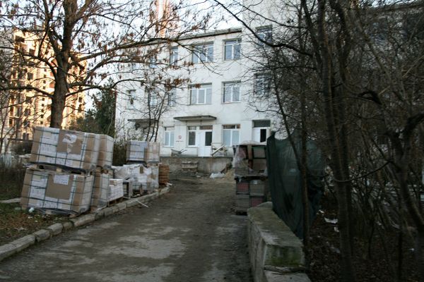 Территорию инфекционки будут тоже облагораживать.