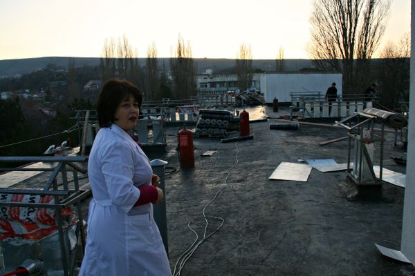 На крыше детской Республиканской инфекционной больницы.