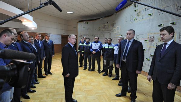 Президент России Владимир Путин (в центре), министр энергетики РФ Александр Новак и глава Республики Крым Сергей Аксенов (справа налево) во время запуска первой очереди энергомоста в Крым