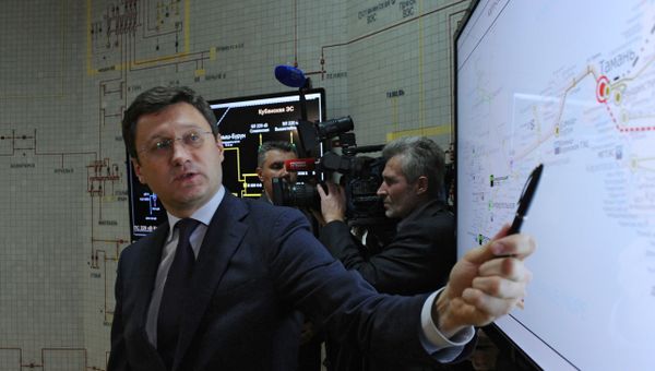 Министр энергетики РФ Александр Новак во время запуска первой очереди энергомоста в Крым