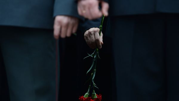 Памятные гвоздики. Архивное фото