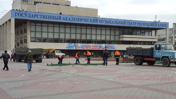 В Симферополе устанавливают новогоднюю ель В Симферополе устанавливают новогоднюю ель