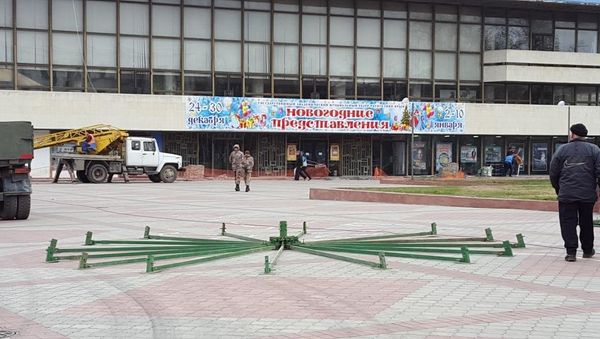 В Симферополе устанавливают новогоднюю ель В Симферополе устанавливают новогоднюю ель