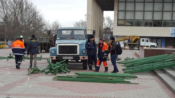В Симферополе устанавливают новогоднюю ель В Симферополе устанавливают новогоднюю ель