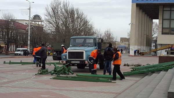 В Симферополе устанавливают новогоднюю ель В Симферополе устанавливают новогоднюю ель