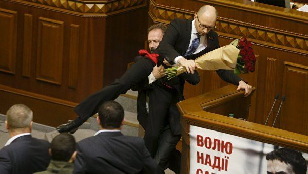 Депутат Олег Барна пытается удалить премьер-министра Арсения Яценюка с трибуны во время заседания парламента Депутат Олег Барна пытается удалить премьер-министра Арсения Яценюка с трибуны во время заседания парламента