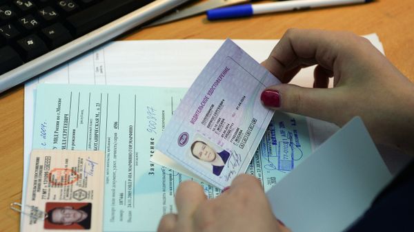 В России начали выдавать водительские удостоверения нового образца