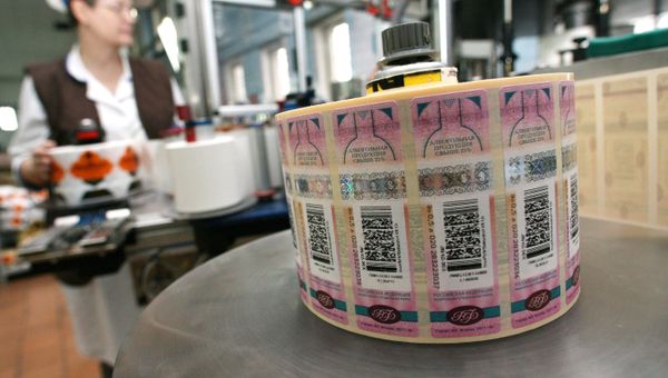 На линии розлива подакцизной алкогольной продукции