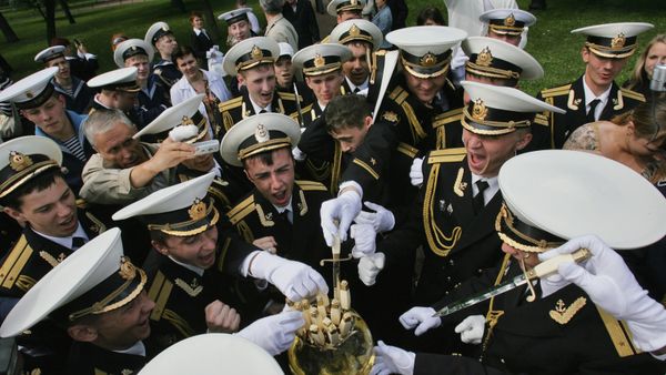Выпускники  Военно-морской инженерной академии обмывают свои офицерские кортики