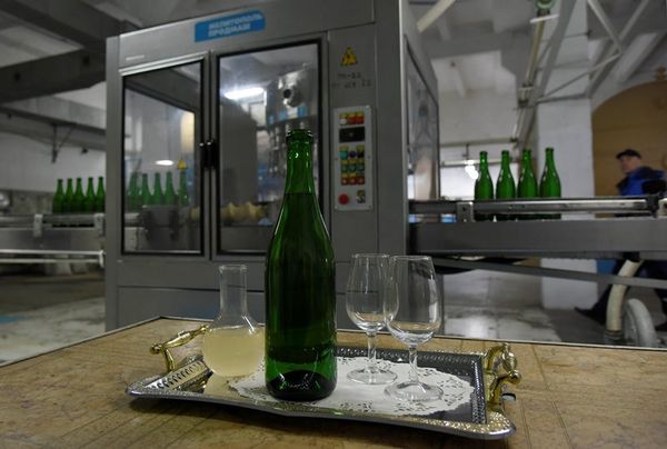 Закладка шампанского Крымский мост на заводе Новый свет