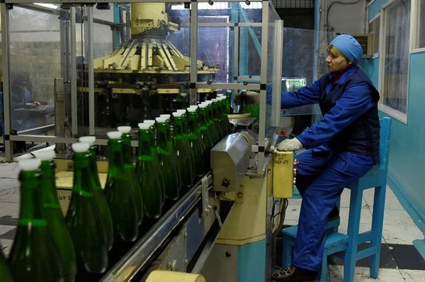 Закладка шампанского Крымский мост на заводе Новый свет