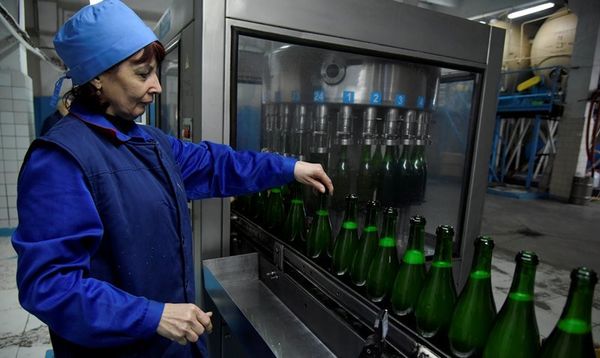Закладка шампанского Крымский мост на заводе Новый свет