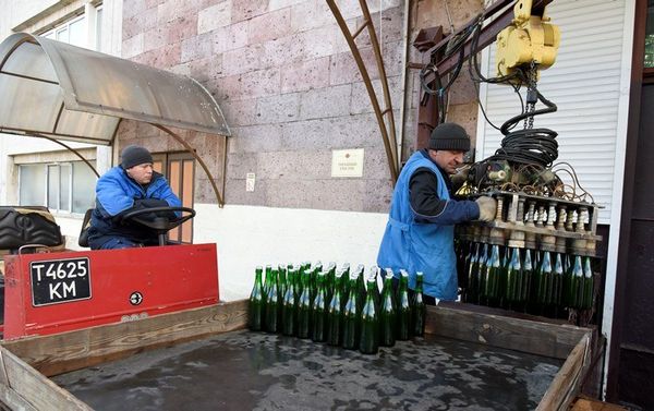 Закладка шампанского Крымский мост на заводе Новый свет