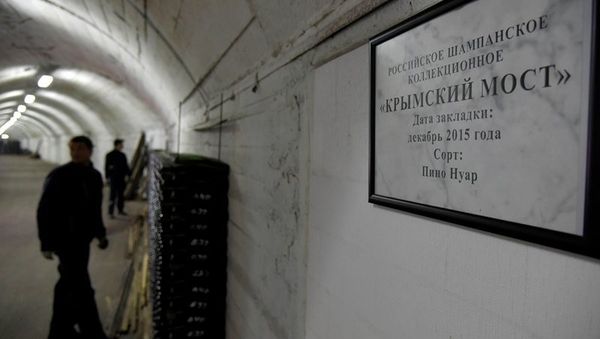 Закладка шампанского Крымский мост на заводе Новый свет