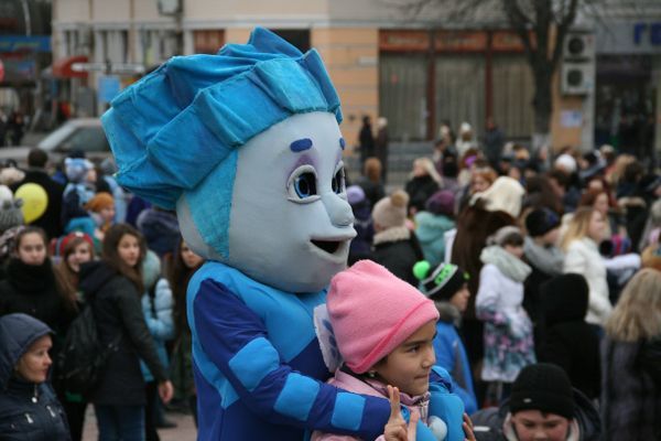 В Симферополе зажгли главную елку Республики