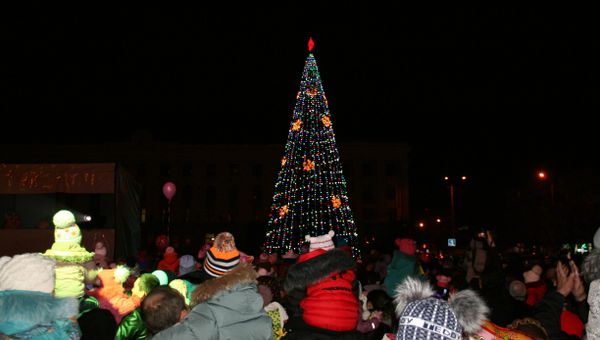 В Симферополе зажгли главную елку Республики
