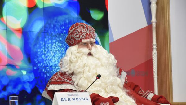 Главный Дед Мороз России, прибывший в Крым из Великого Устюга, на пресс-конференции в мультимедийном пресс-центре МИА Россия сегодня в Симферополе