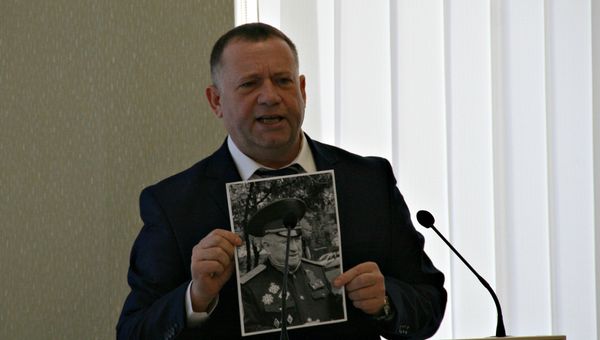 Атаман Крымского окружного казачьего общества Владимир Миронов показывает фото ряженого казака на заседании постоянной окружной комиссии Совета при президенте РФ по делам казачества, созданной в Крыму