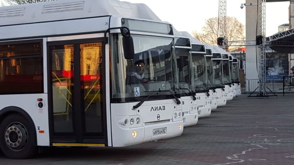 Передача 40-ка автобусов для Симферополя на пл. Ленина
