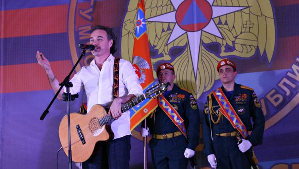 Певец Джанго поздравил крымских спасателей с юбилеем министерства