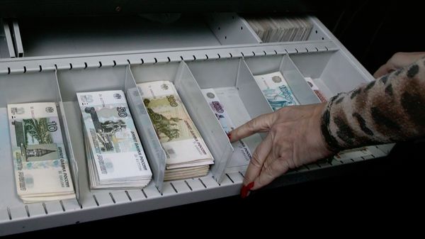 Рублевые купюры в ячейках кассового аппарата