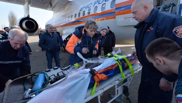 Самолет Ан-148 МЧС России осуществляет санитарно-авиационную эвакуацию тяжелобольного ребенка