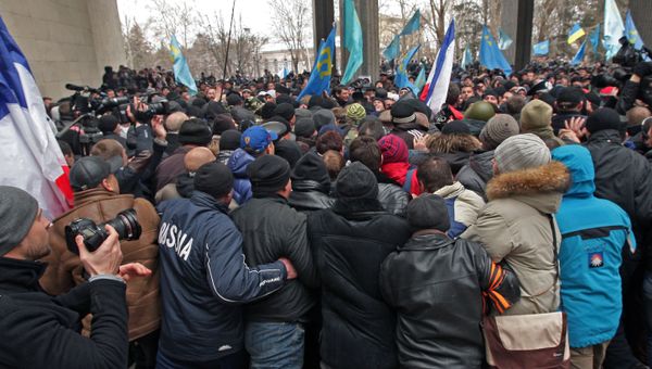 Митинги у здания Верховного совета Крыма Митинги у здания Верховного совета Крыма