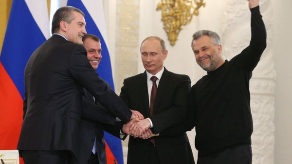 Президент РФ Владимир Путин (второй справа) в Кремле во время церемонии подписания договора между Российской Федерацией и Республикой Крым о принятии в Российскую Федерацию Республики Крым и образовании в составе Российской Федерации новых субъектов. Слева направо - премьер-министр Республики Крым Сергей Аксенов, председатель Госсовета Республики Крым Владимир Константинов, справа - глава Севастополя Алексей Чалый.