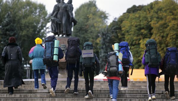 Туристы на лестнице Центральной набережной Волгограда Туристы на лестнице Центральной набережной Волгограда