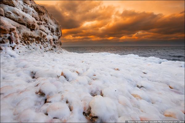 Под Севастополем замерзли скалы у моря