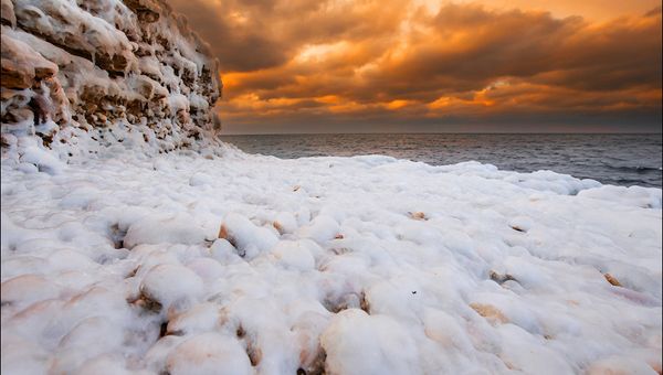 Под Севастополем замерзли скалы у моря