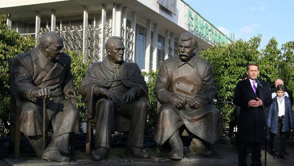 В Ливадии поставили памятник «Большой тройке»