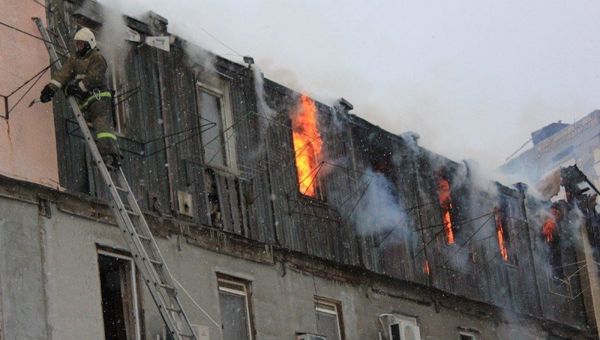 В Судаке горит деревянный трехэтажный барак