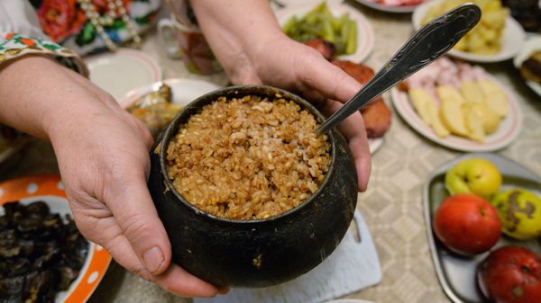 Каша кутья из перловой крупы на праздничном рождественском столе Каша кутья из перловой крупы на праздничном рождественском столе
