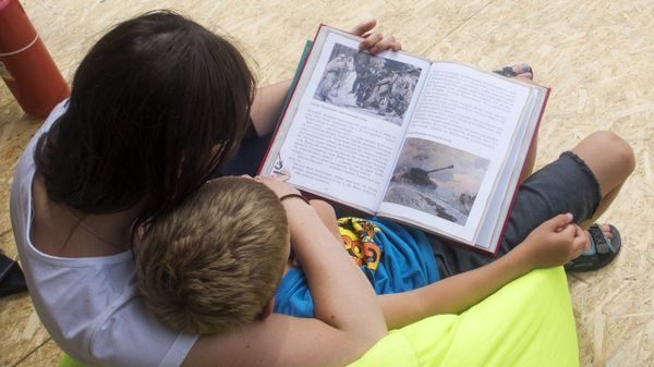 Мама с ребенком читают книгу