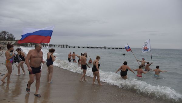 Моржи в Евпатории снова ныряли в ледяное море