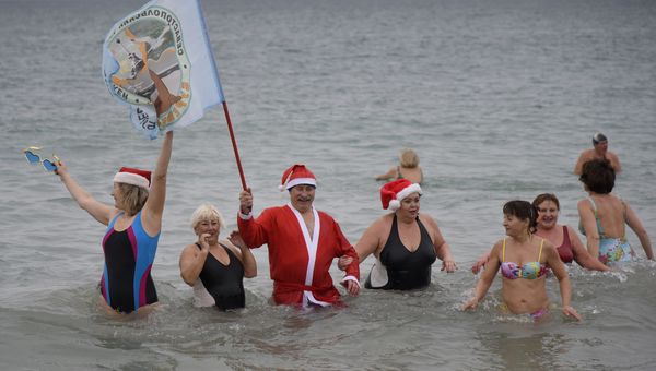 Моржи в Евпатории снова ныряли в ледяное море
