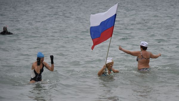 Моржи в Евпатории снова ныряли в ледяное море