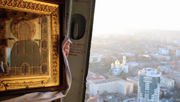 Чудотворная икона Семистрельная облетает Симферополь