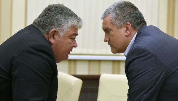 Министр юстиции Республики Крым Олег Шаповалов и глава Республики Крым Сергей Аксенов