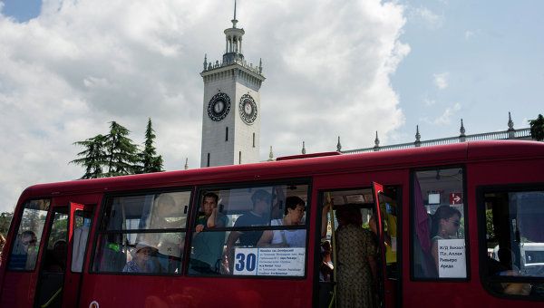 Автобус у железнодорожного вокзала в Сочи Автобус у железнодорожного вокзала в Сочи