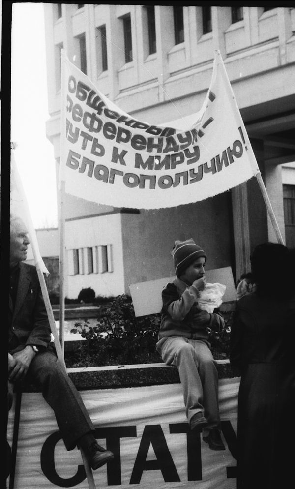 Во время одного из митингов на площади перед зданием Верховного Совета Крыма