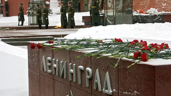 НЕИЗВЕСТНЫЙ СОЛДАТ МОГИЛА ЗАЖЖЕНИЕ ФАКЕЛОВ ЦЕРЕМОНИЯ