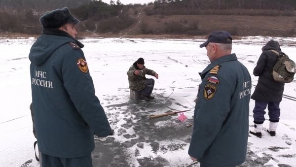 Сотрудники крымского главка МЧС проводят рейд по водоемам. Архивное фото