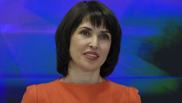 Руководитель Межрегиональной общественной организации Русское единство Елена Аксенова во время видеомоста Симферополь-Москва в пресс-центре МИА Россия сегодня в Симферополе Руководитель Межрегиональной общественной организации Русское единство Елена Аксенова во время видеомоста Симферополь-Москва в пресс-центре МИА Россия сегодня в Симферополе