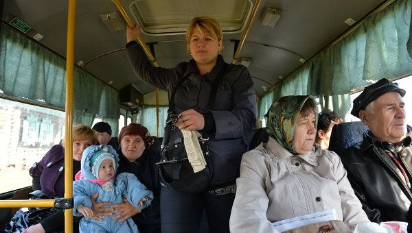 Кондуктор и пассажиры рейсового автобуса. Архивное фото Кондуктор и пассажиры рейсового автобуса. Архивное фото