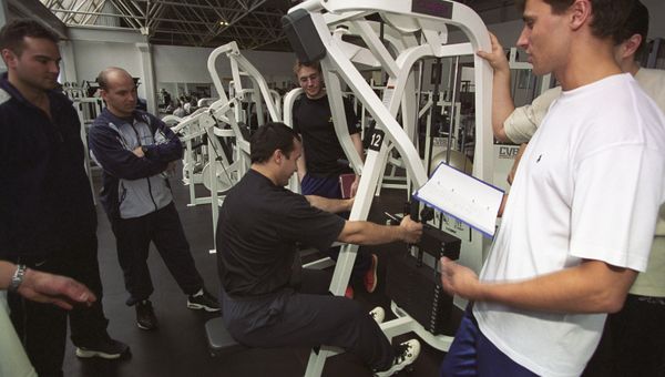 Занятия в тренажерном зале фитнес-клуба