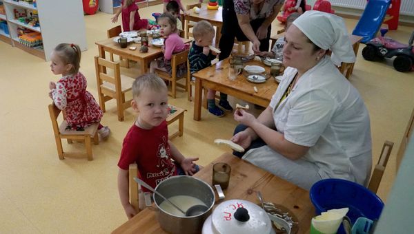 Воспитанники детского сада во время приема пищи. Архивное фото
